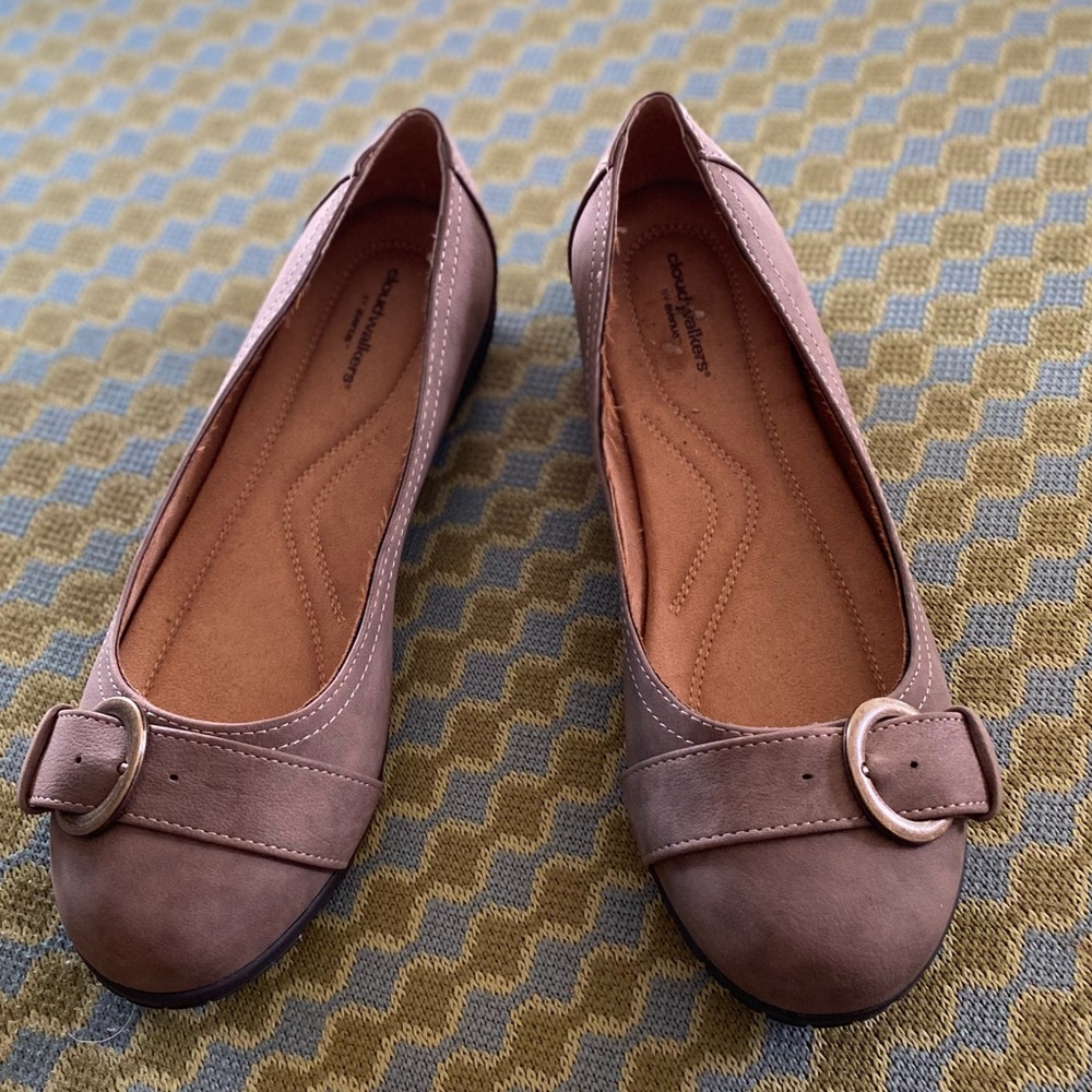 CloudWalkers by Avenue Taupe Dress Flats Size 9W